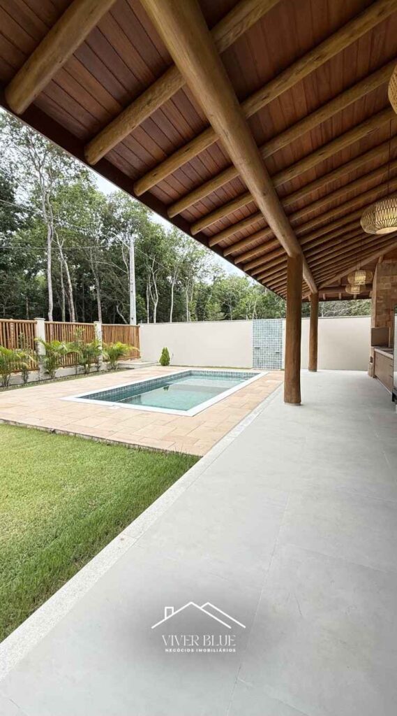 Viver aqui é acordar com o som da natureza e estar a apenas 5 minutos do Centro de Arraial d’Ajuda. A casa oferece privacidade, conforto e uma conexão genuína com o verde ao redor