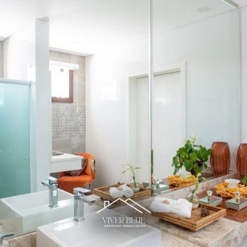 Banheiro sofisticado com bancada elegante, decoração clean e acabamentos modernos.