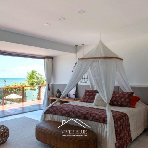 Suíte master com varanda e vista, cama com dossel e atmosfera de conforto e exclusividade.