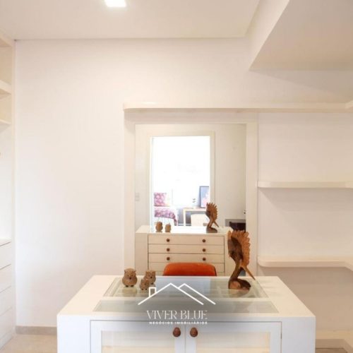 Quarto minimalista com iluminação natural, tons claros e atmosfera tranquila e sofisticada.