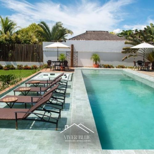 Casa de alto padrão frente mar em Arraial d’Ajuda, com piscina ampla, espreguiçadeiras e área externa sofisticada