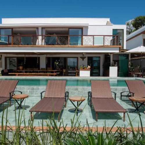 Essa casa frente mar, na Estrada da Balsa, Praia de Araçaípe, é simplesmente única.