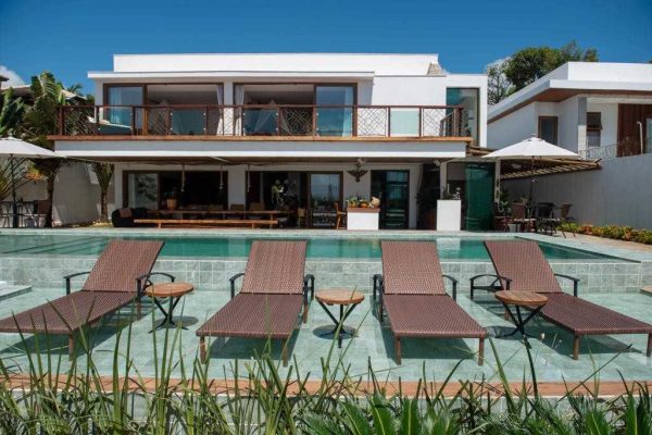 Essa casa frente mar, na Estrada da Balsa, Praia de Araçaípe, é simplesmente única.