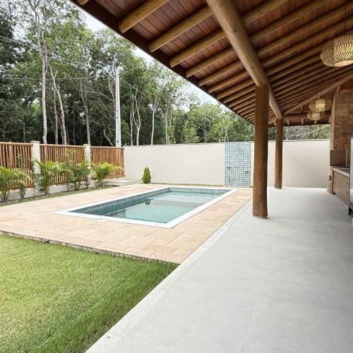 Viver aqui é acordar com o som da natureza e estar a apenas 5 minutos do Centro de Arraial d’Ajuda. A casa oferece privacidade, conforto e uma conexão genuína com o verde ao redor