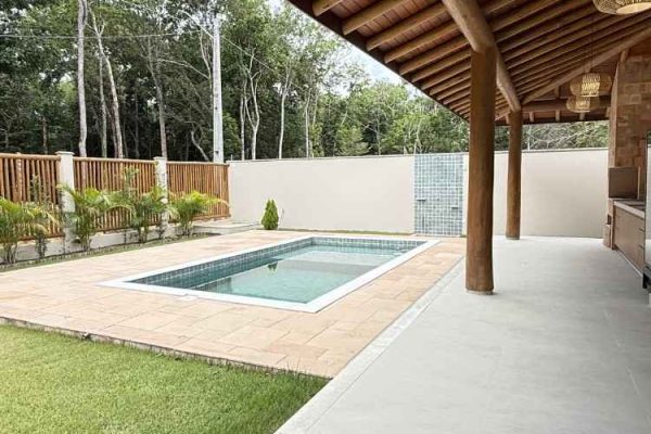 Viver aqui é acordar com o som da natureza e estar a apenas 5 minutos do Centro de Arraial d’Ajuda. A casa oferece privacidade, conforto e uma conexão genuína com o verde ao redor