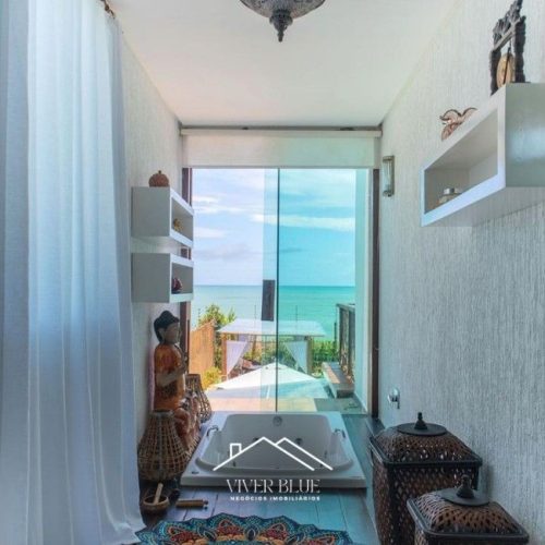 Corredor interno com iluminação natural, decoração minimalista e acesso aos ambientes da casa.