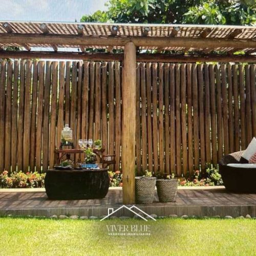 Área externa com ducha e paisagismo, ideal para momentos de relaxamento ao ar livre.